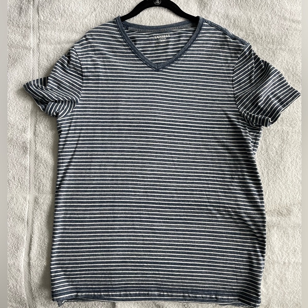 Express men’s medium V neck t-shirt